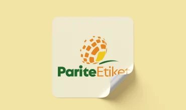 Parlak kuşe yapışkanlı etiket, yüksek baskı kalitesi, canlı renkler ve detaylı grafik baskılar için ideal.