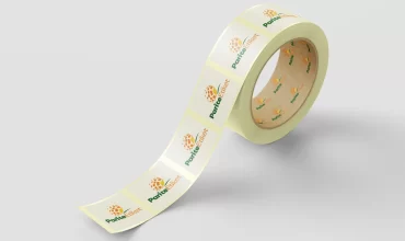 Polietilen yapısı sayesinde üstün esneklik sunan PE opak yapışkanlı etiketlerimiz, şişe ve düzensiz yüzeylerde mükemmel uyum sağlar ve ürün kullanımı boyunca formunu korur.