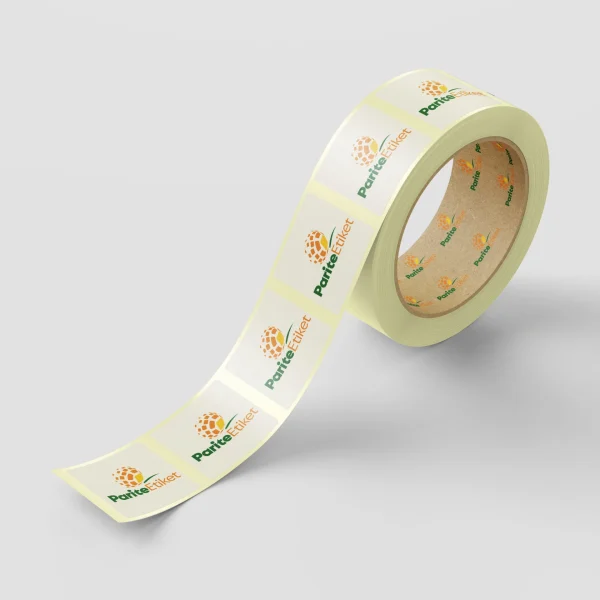 Polietilen yapısı sayesinde üstün esneklik sunan PE opak yapışkanlı etiketlerimiz, şişe ve düzensiz yüzeylerde mükemmel uyum sağlar ve ürün kullanımı boyunca formunu korur.