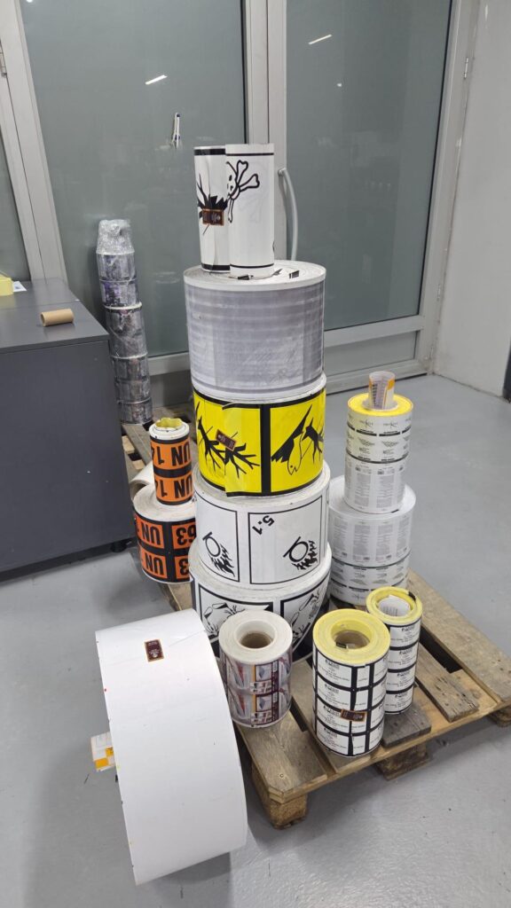 PP opak etiket sektörel kullanım, kozmetik şampuan etiket, temizlik deterjan etiket, gıda soğuk muhafaza etiket, endüstriyel makina etiket